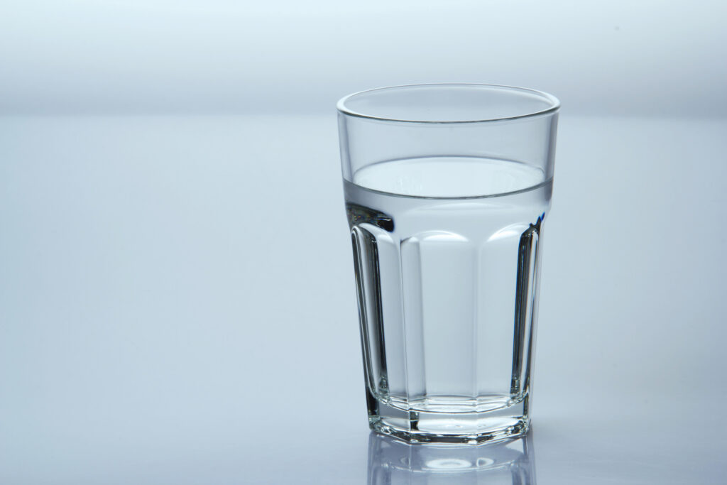 ガラスのコップに入った水