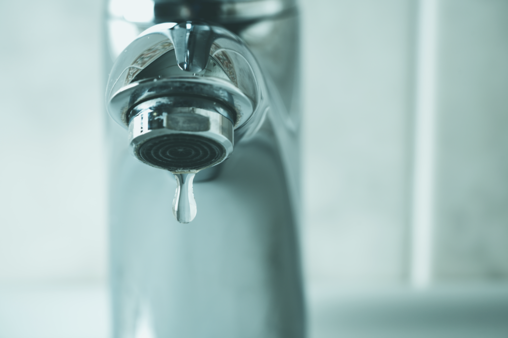 蛇口から水滴が落ちる瞬間