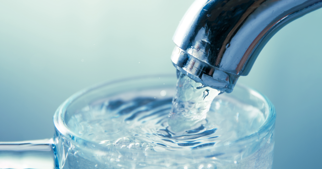 水道からコップに水が注がれている様子
