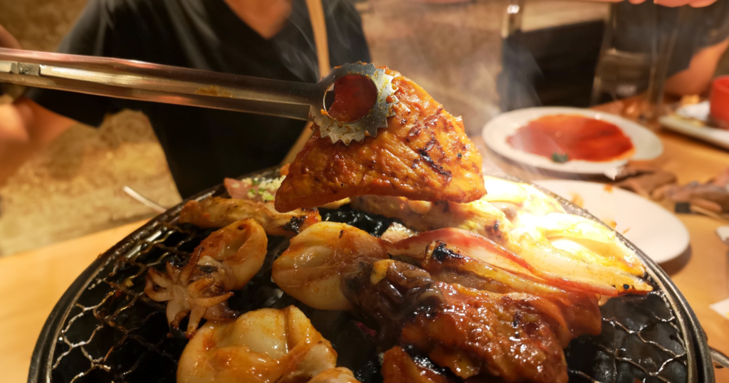プレートに肉や野菜などがのって焼かれている様子